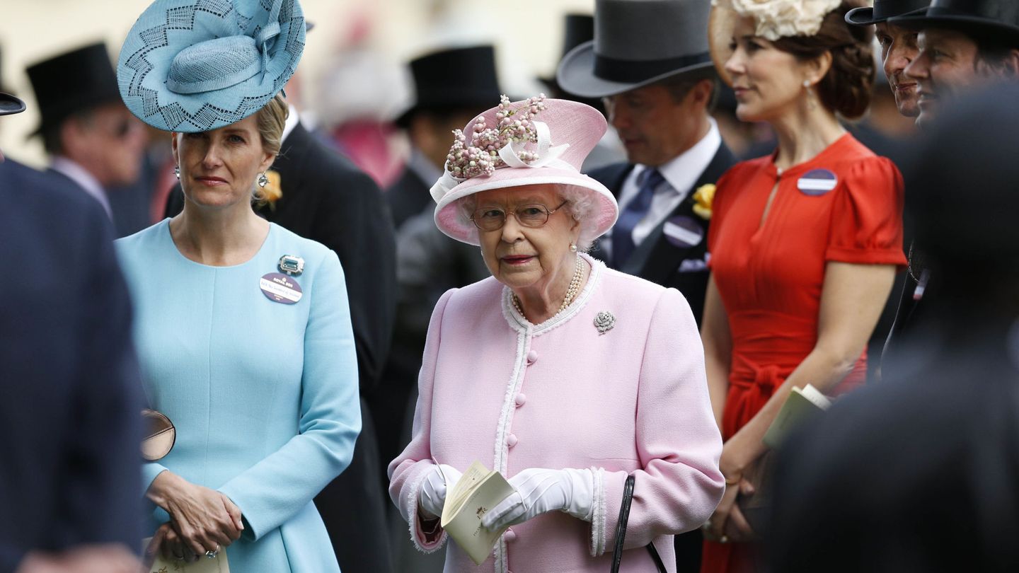 La reina Isabel y Sophie de Wessex, en una imagen de archivo. (Reuters)