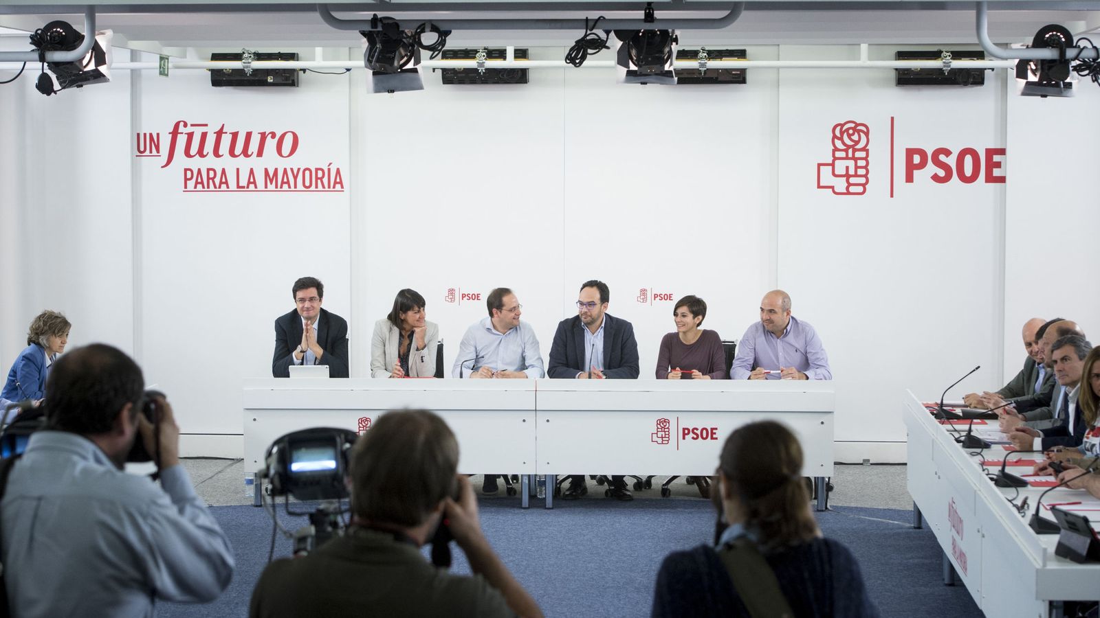 Foto: César Luena y Antonio Hernando presiden la constitución del comité electoral del PSOE para el 26-J, este 4 de mayo. (EFE)