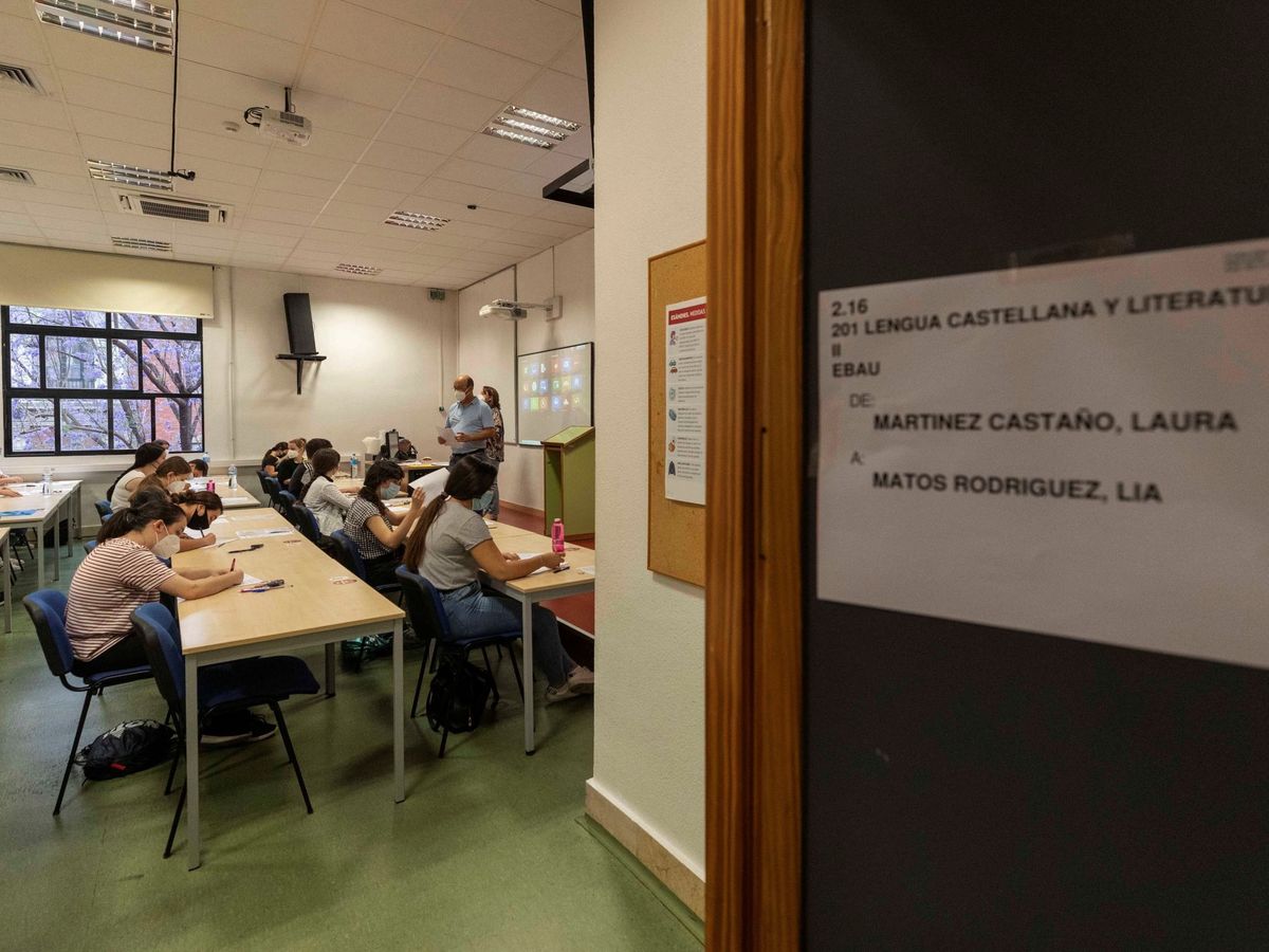 Foto: Alumnos durante un examen (EFE/ Marcial Guillén)