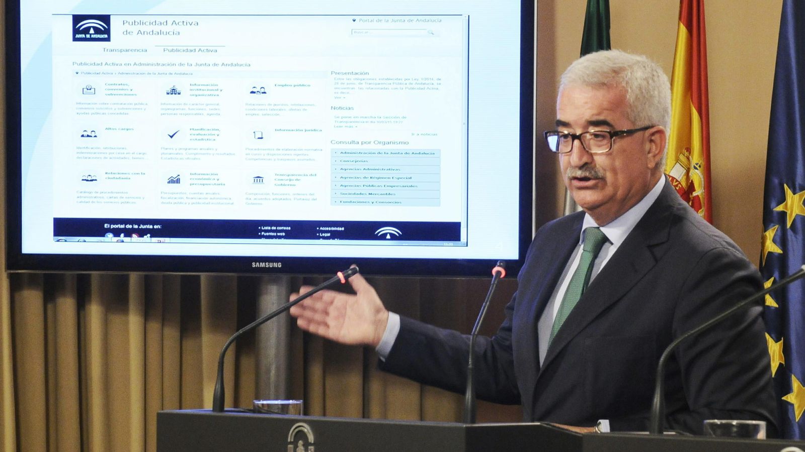 Foto: El vicepresidente andaluz en funciones, Manuel Jiménez Barrios, muestra la página web durante la rueda de prensa. (EFE)