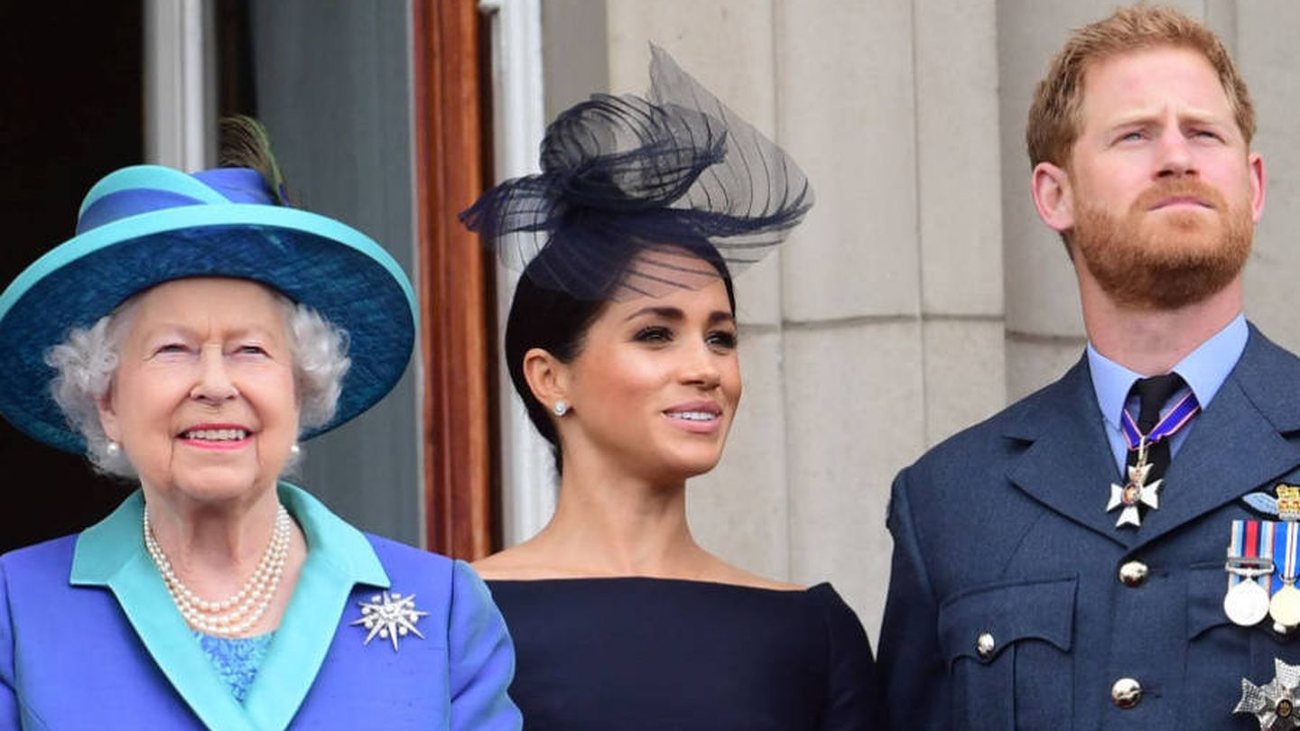 Isabel II junto a Meghan y Harry. (Reuters)