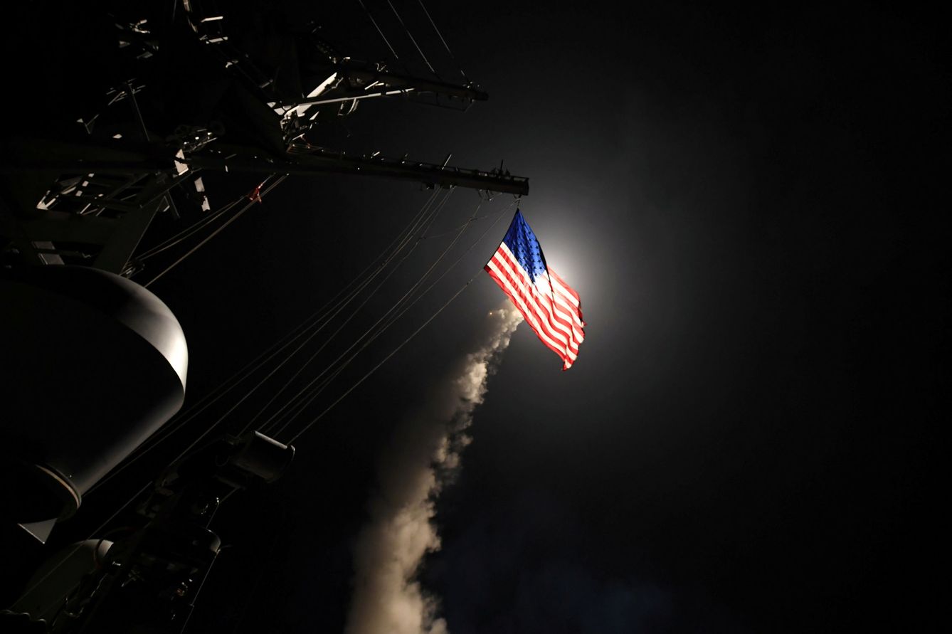 Un misil es lanzado desde el destructor USS Porter en el Mediterráneo contra una base aérea en Siria. (Reuters)