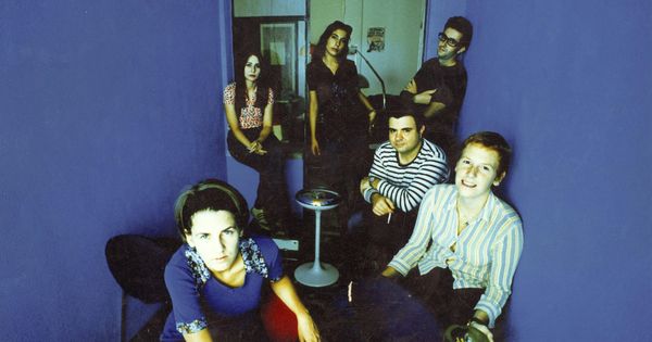 Foto: Inés Bayo (en medio, al fondo), en una imagen promocional de Los Fresones Rebeldes. (EFE/Subterfuge Records)