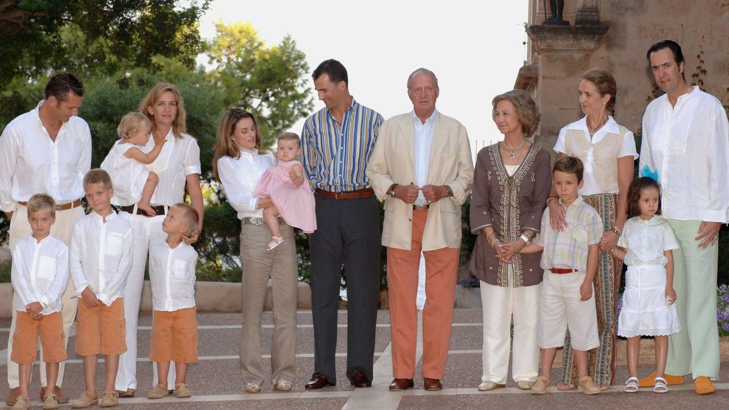 La familia real, aún unida en Marivent en 2008. (Getty/Carlos Álvarez)