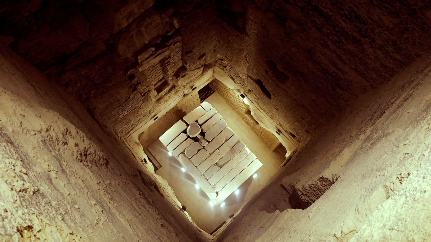 La cámara funeraria y el sarcófago del faraón Zoser, vistos desde arriba. REUTERS / Mohamed Abd El Ghany