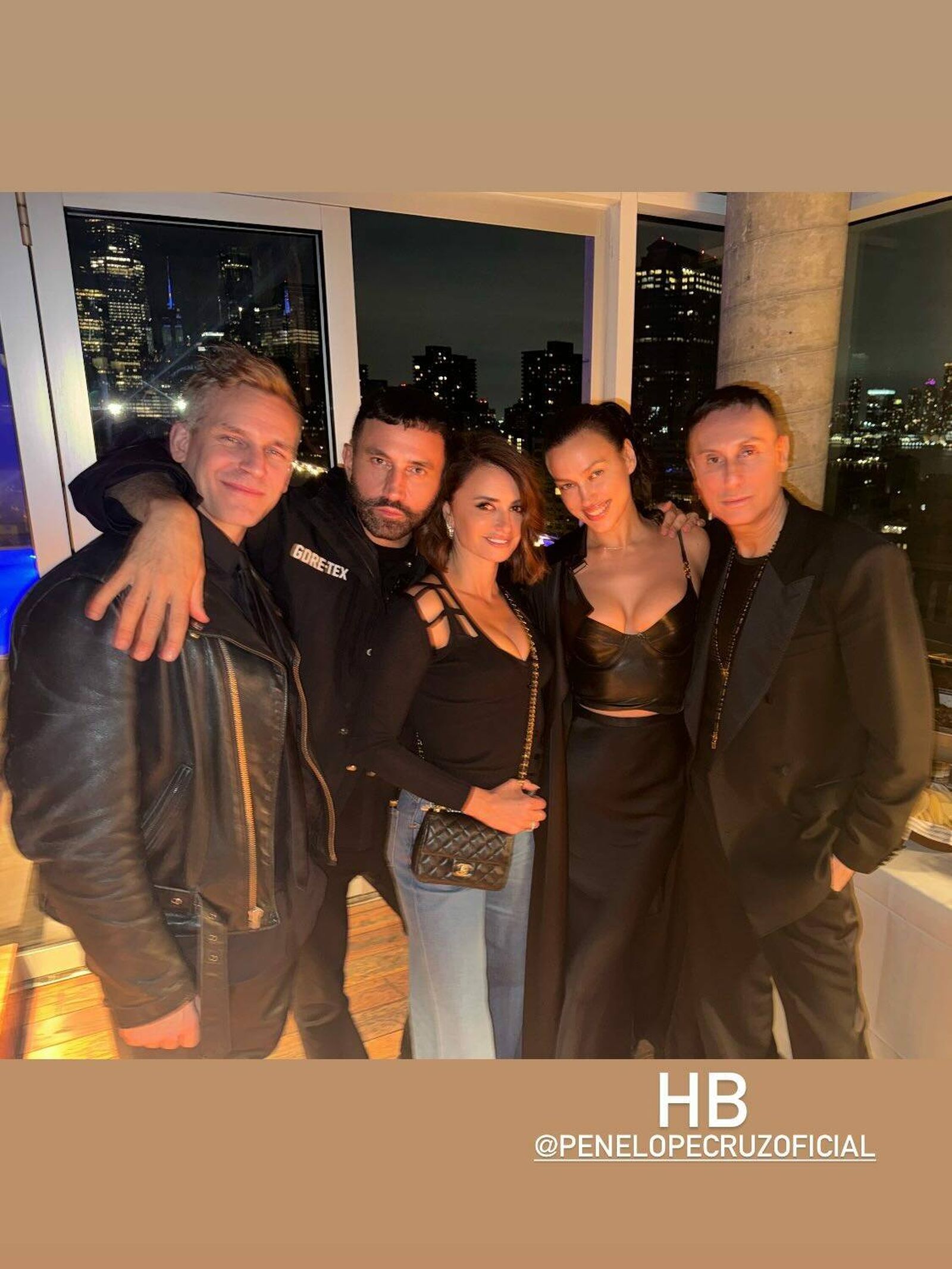 Un momento de la fiesta de Penélope Cruz, que posa con Irina Shayk y el diseñador Riccardo Tisci, entre otros. (Instagram: @ricardotisci)