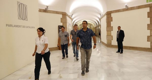 Foto: Agentes de la Guardia Civil a su llegada al Palau de la Generalitat para requerir documentación relativa a la investigación relativa al exconseller de Justicia Germà Gordó. (Efe) 