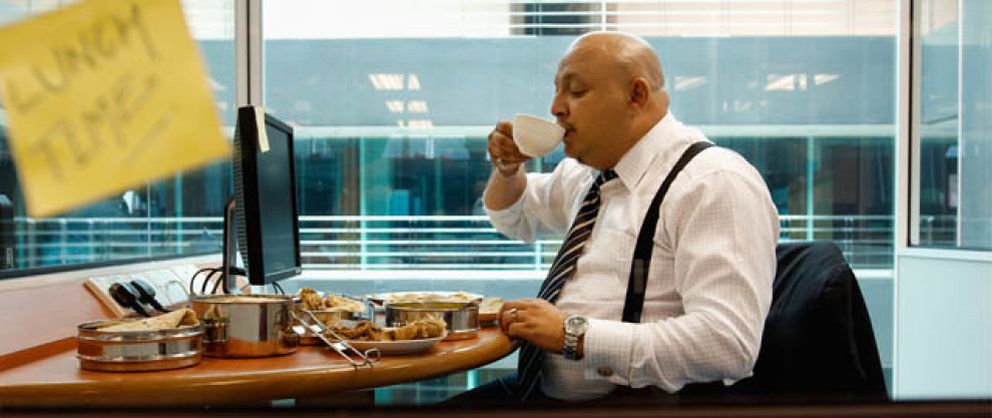 Foto: Comer en el trabajo está dañando seriamente tu bolsillo (y tu salud)