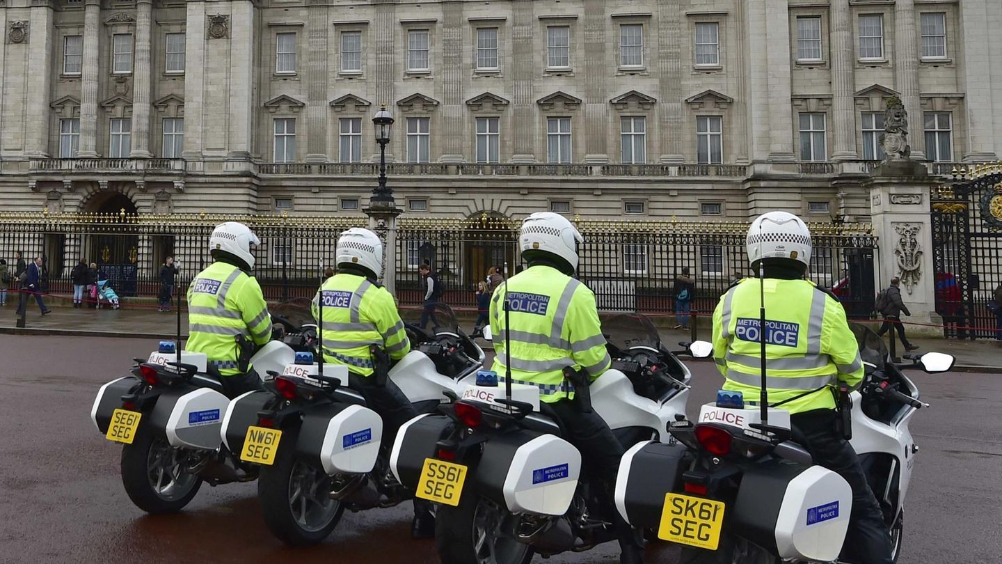 Una escolta motorizada frente al palacio de Buckingham. (Reuters)