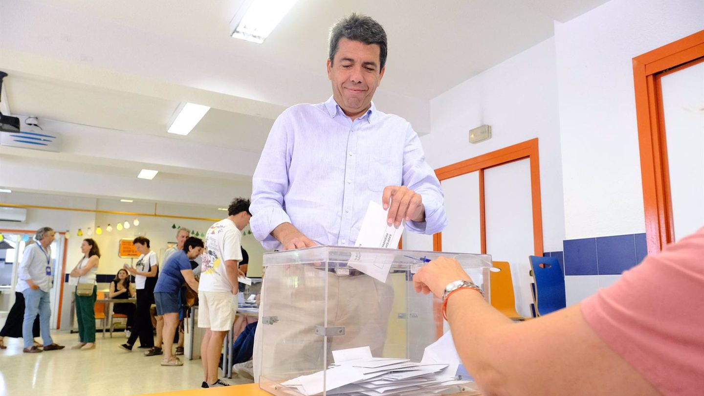 El presidente de la Comunidad Valenciana vota en las elecciones europeas.