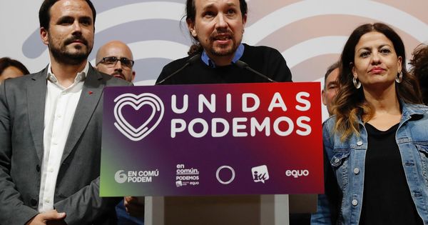 Foto: El candidato de Unidas Podemos, Pablo Iglesias (c), junto al coordinador federal de IU, Alberto Garzón (i), durante su comparecencia en la noche electoral. (EFE)