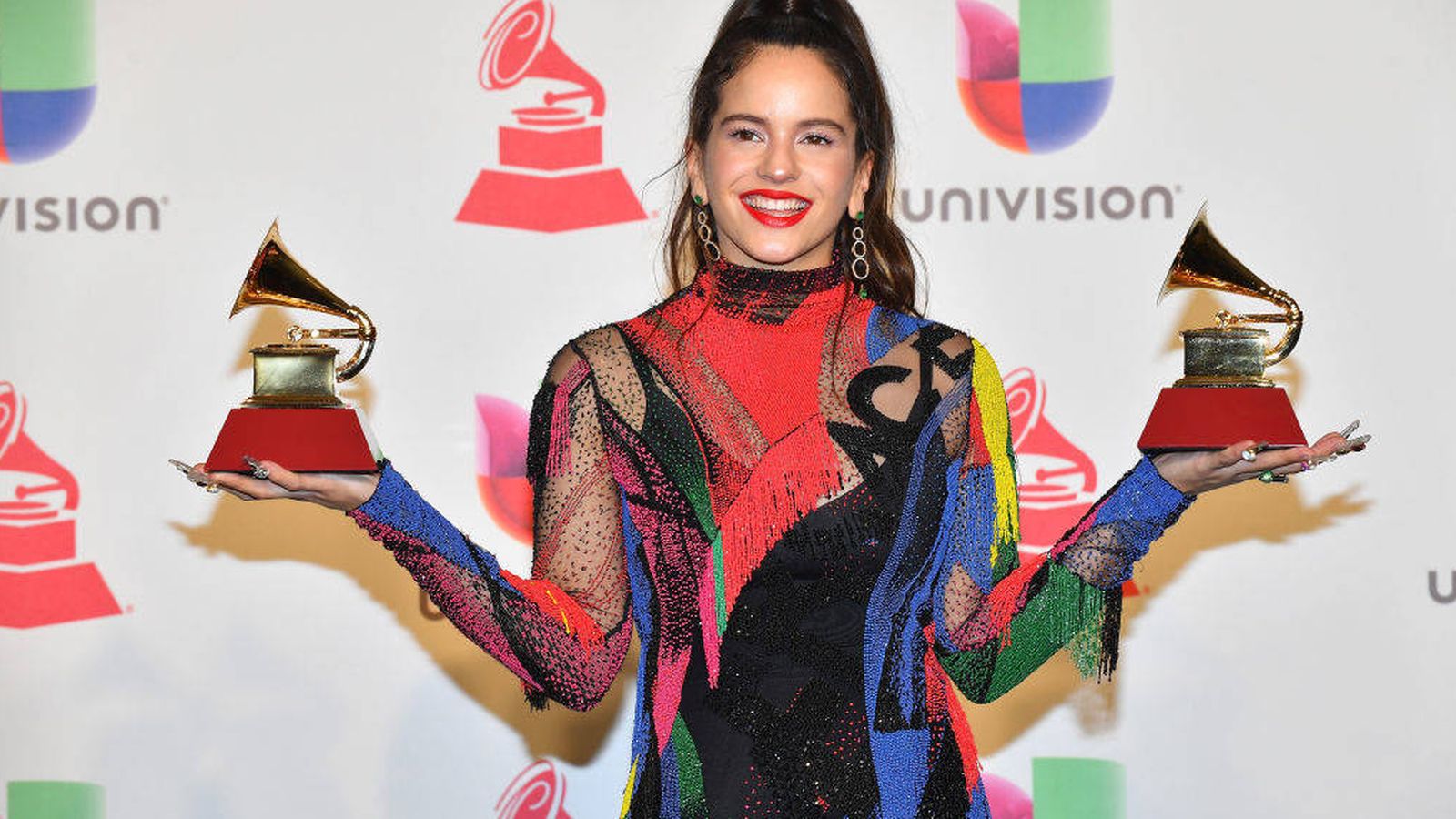 Foto: Rosalía con sus Grammy. (Getty)