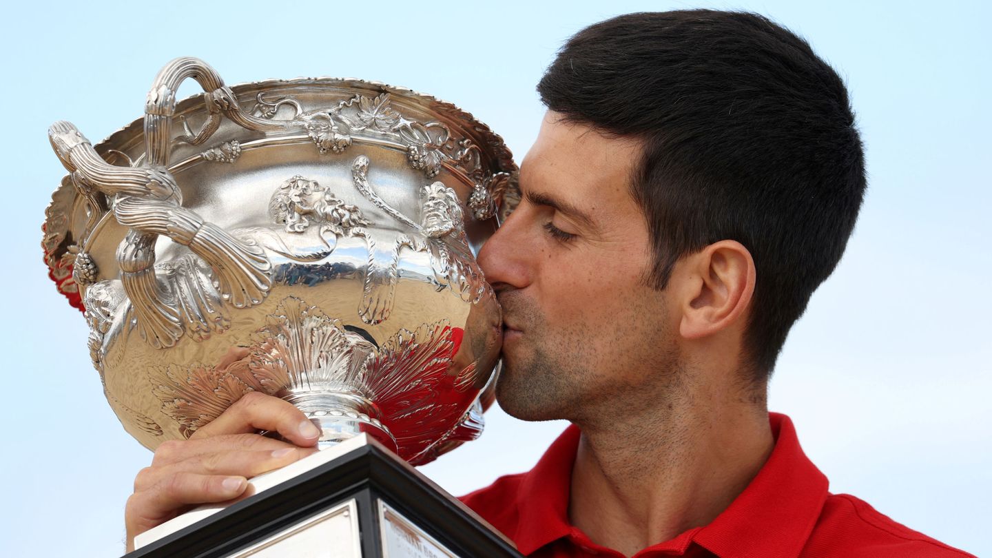 Djokovic posa junto a uno de sus títulos en el Open de Australia.
