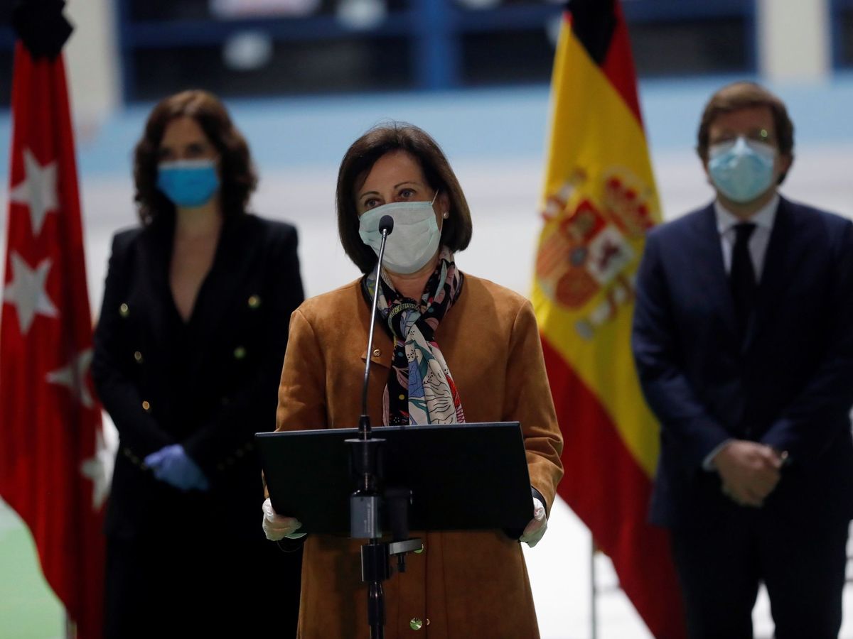 Foto: La ministra de Defensa, Margarita Robles (c), durante el acto oficial del cierre como morgue del Palacio de Hielo. (EFE)