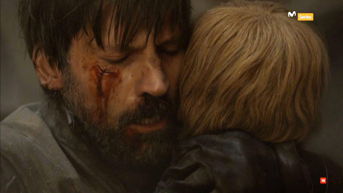 Captura del primer plano del abrazo de Jaime con Cersei en la serie. (Movistar )
