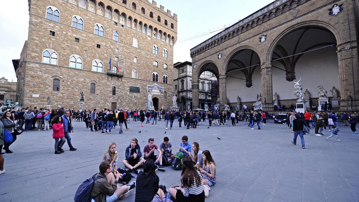 'Cañonazos' de agua en Florencia contra los turistas: no quieren que 'acampen' en la calle