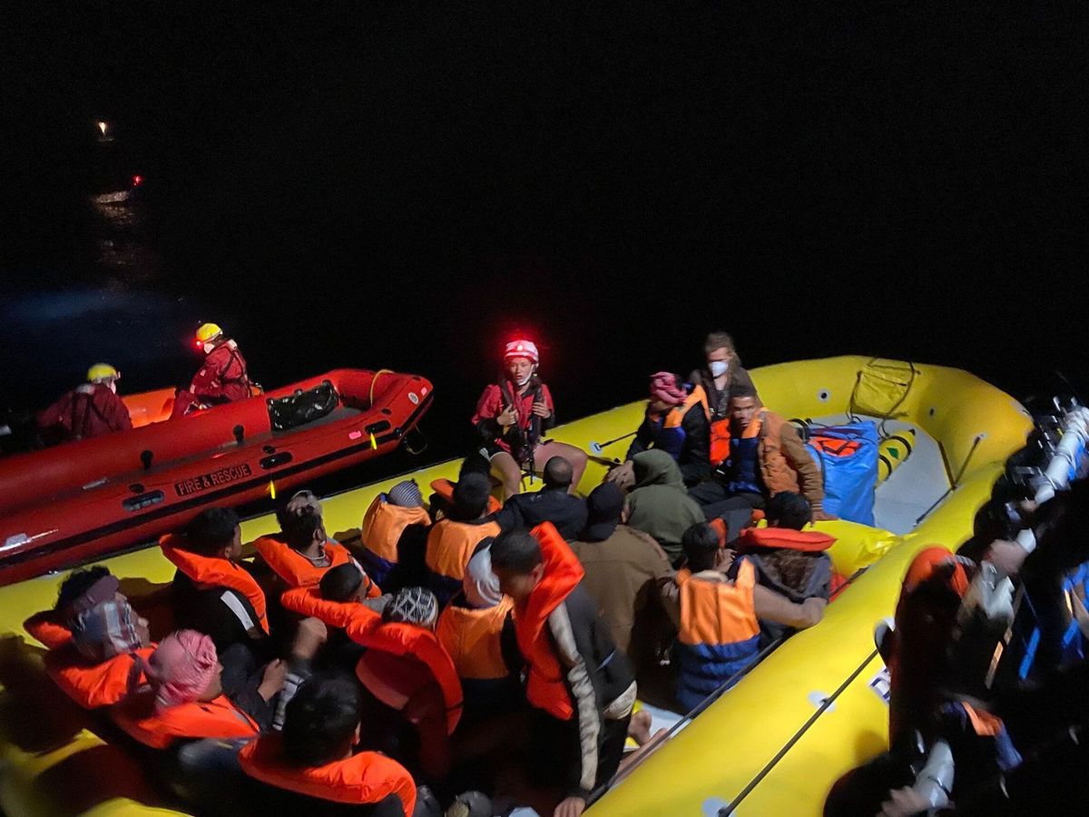 Foto: Inmigrantes rescatados en Italia, en una fotografía de archivo. (EFE/ONG Sea Watch)