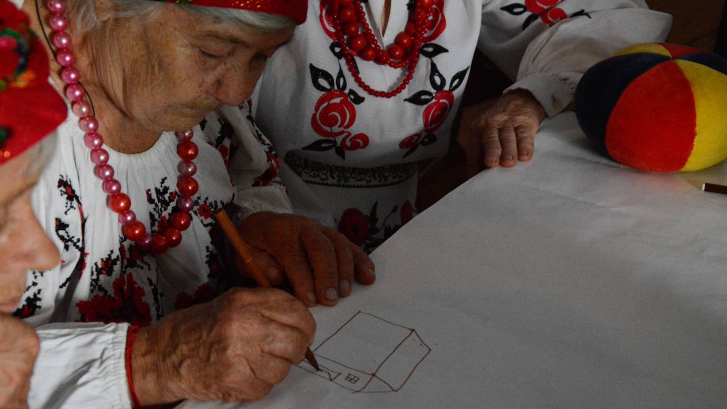 Las vecinas de Pisky-Radkivski dibujan como parte de las actividades relacionadas con Ivana Kuapala organizadas por Médicos sin Fronteras. (M. R.)