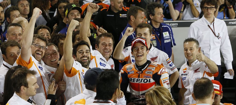 Marc Márquez celebrando la victoria con su equipo (Repsol Media | Jaime Olivares y Friedemann Kirn)