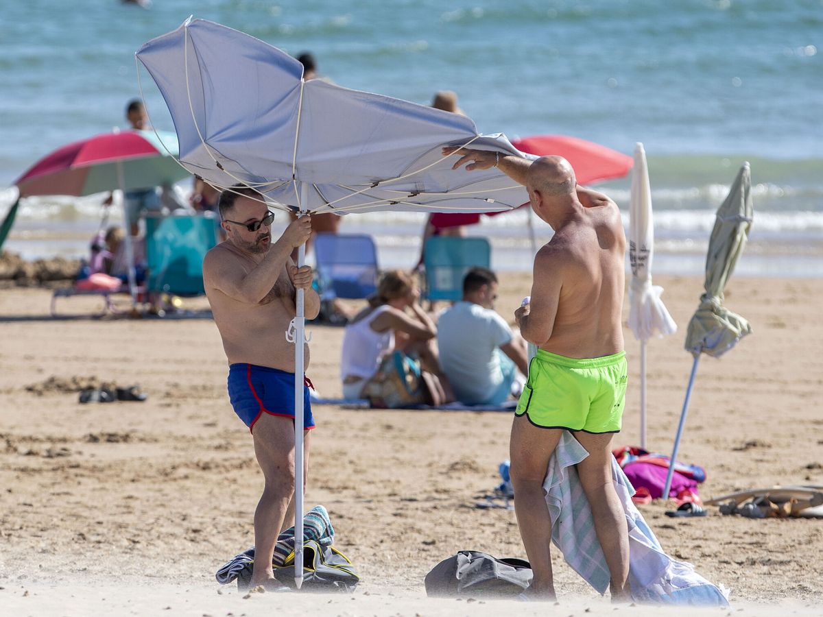 Foto: Para que un día de playa no se convierta en una pesadilla, hay que tener en cuenta algunas normas básicas. (EFE/Román Ríos)