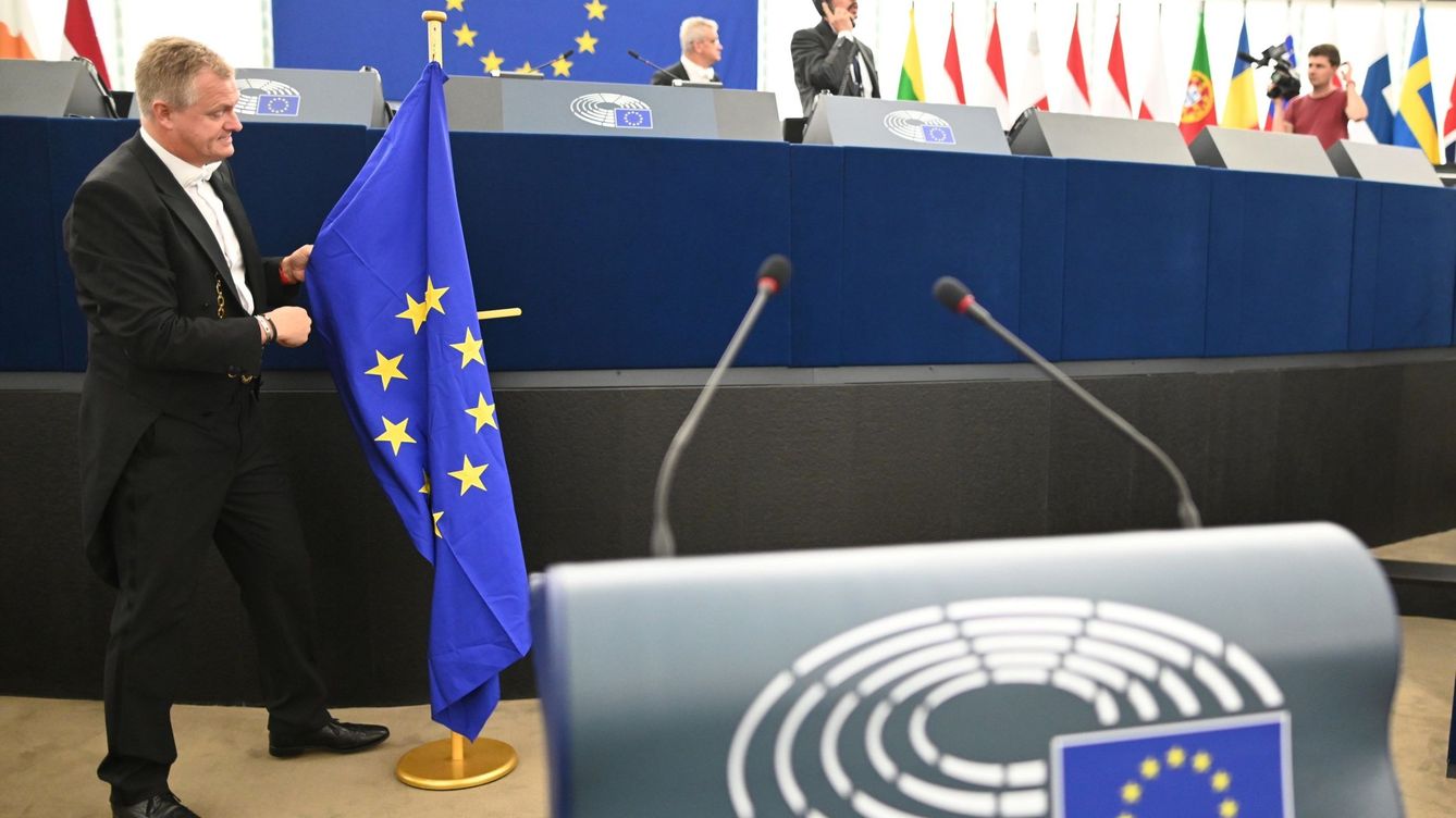 Foto: Un empleado coloca la bandera europea en sede del Parlamento Europeo (EFE)