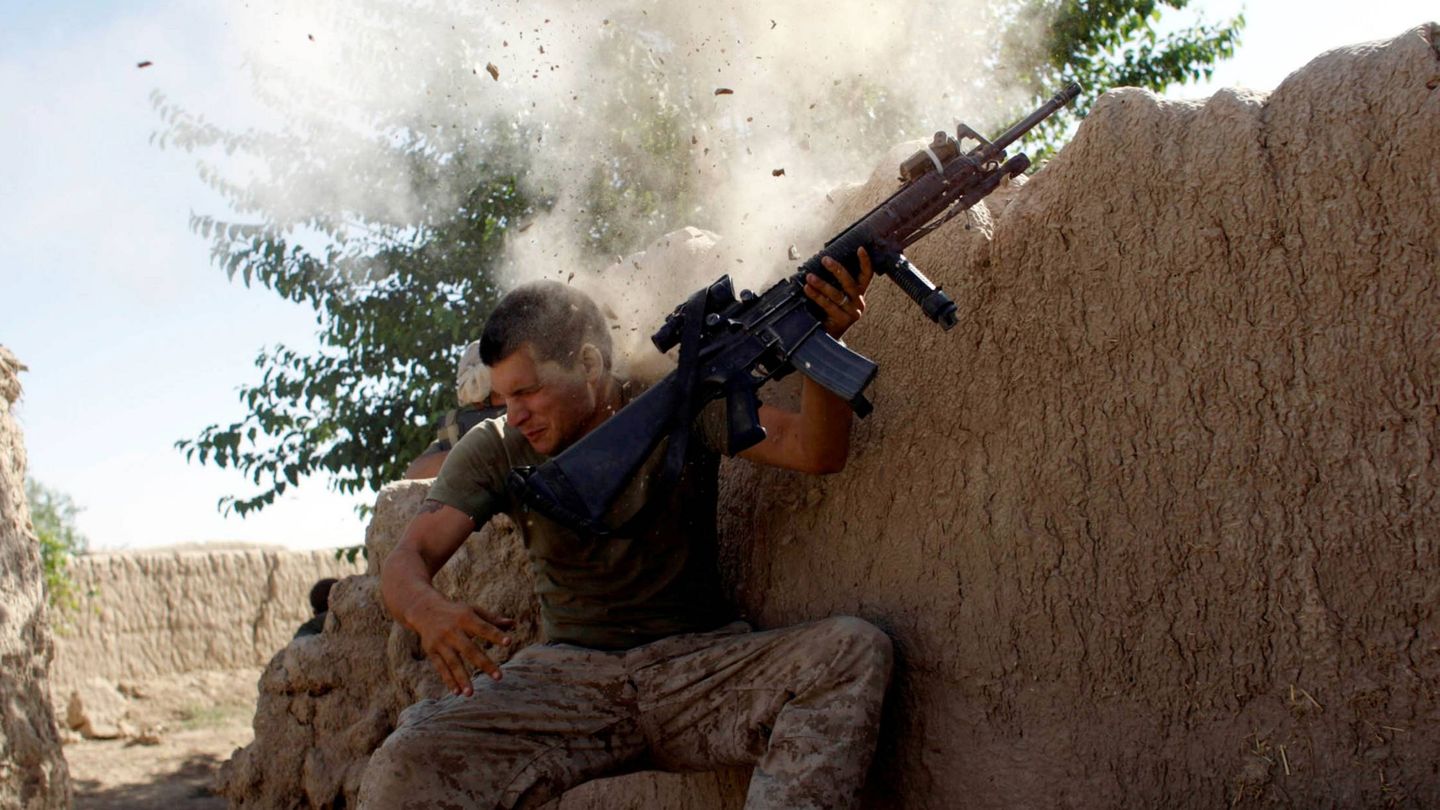 Un marine de EEUU durante un combate con Talibán en Garmser, provincia de Helmand, Afganistán. (Reuters) 