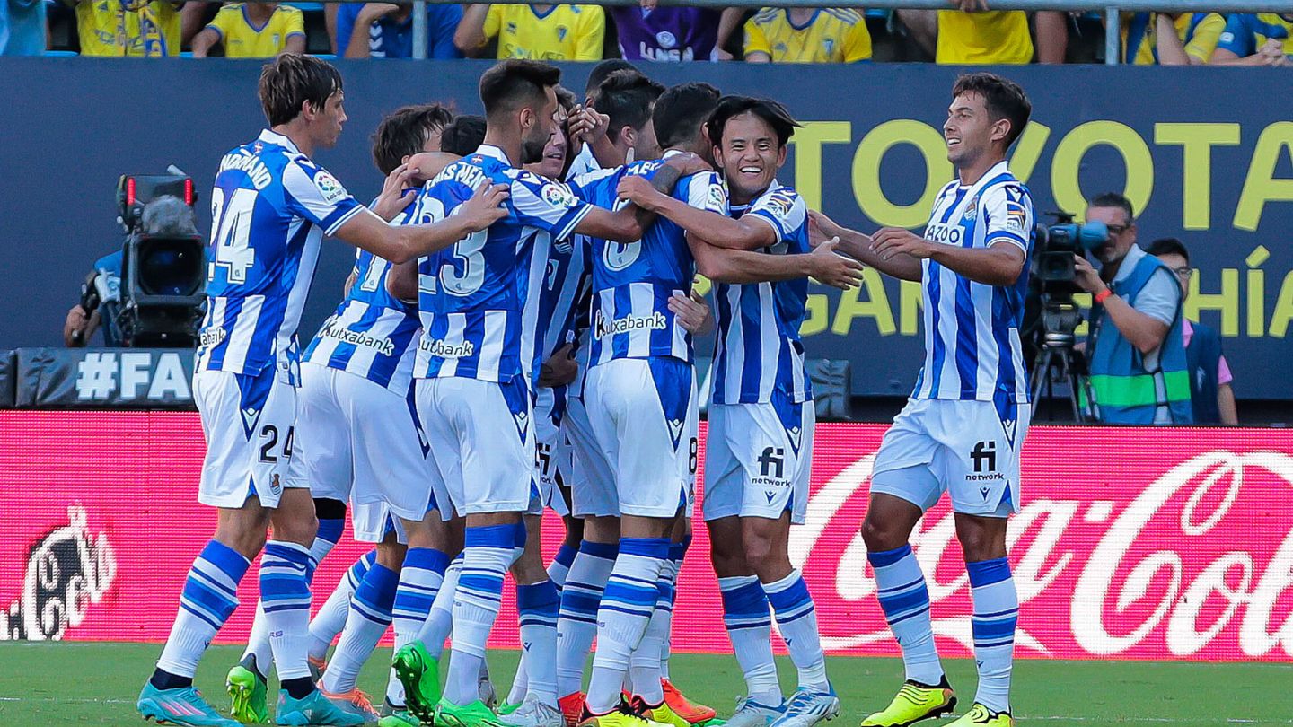 Kubo es felicitado por todos sus compañeros tras marcar el 0-1. (EFE/ Román Ríos) 