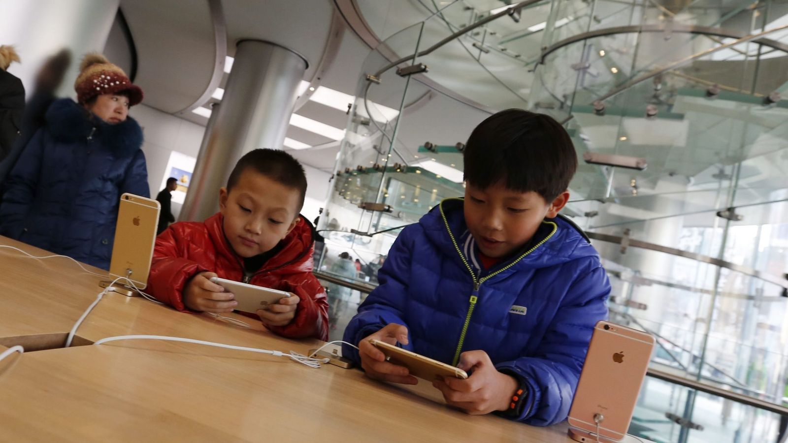 Foto: Los niños prefieren la tecnología a jugar entre ellos (EFE/Wu Hong)
