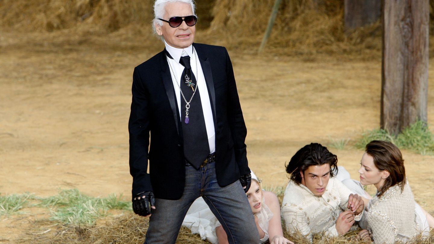 Karl Lagerfeld, con su inseparable camisa blanca. (Reuters)