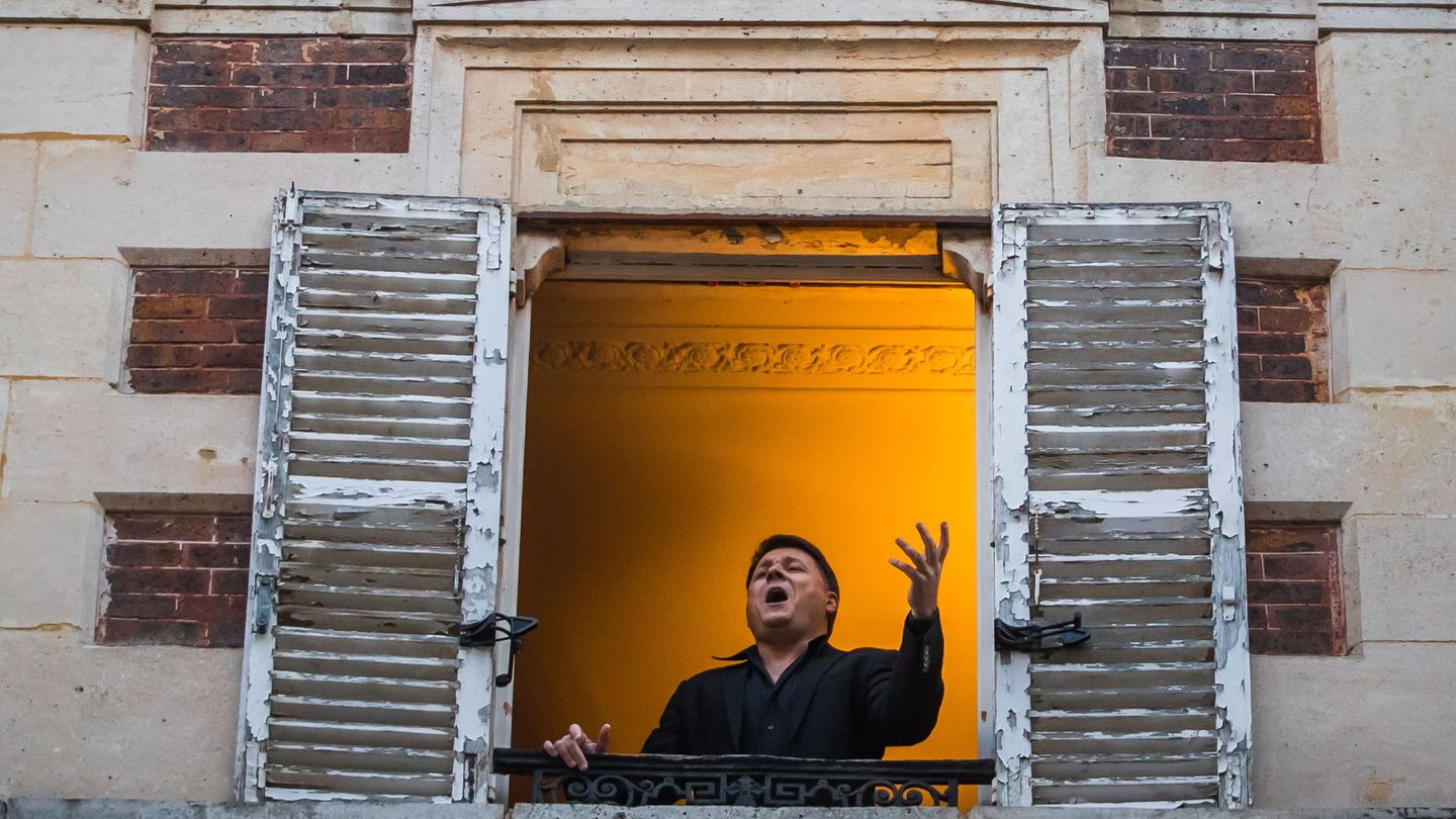 El tenor francés Stephane Senechal canta desde su ventana para los habitantes de París. (EFE)