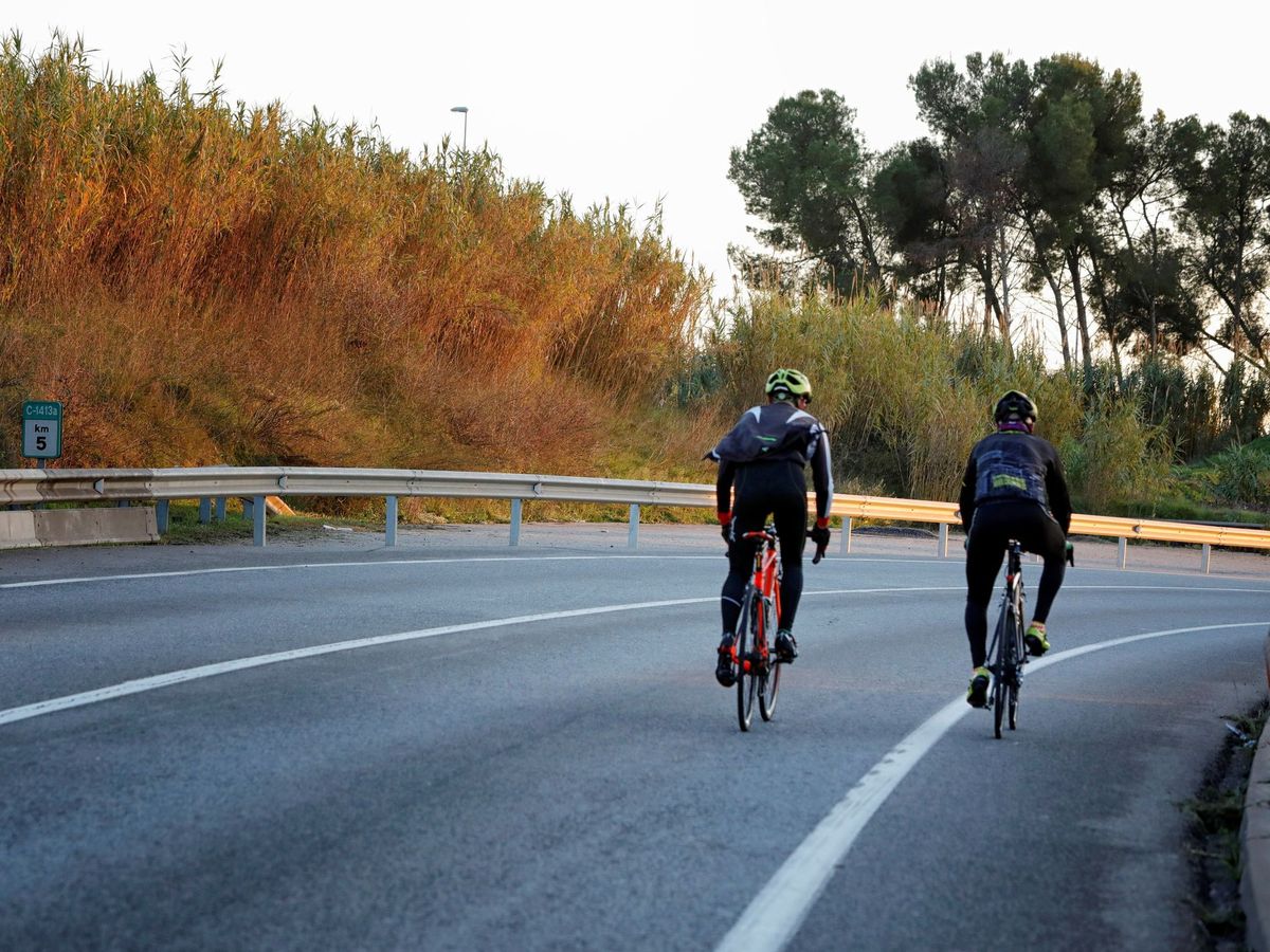 Foto: Dos ciclistas en El Papiol (Barcelona). (EFE/Susanna Sáez)