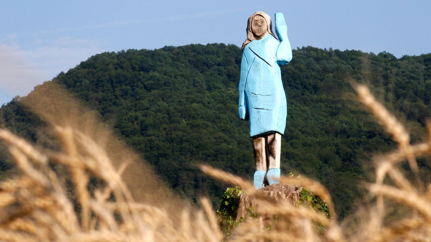 Estatua de Melania Trump en Sevnica. (Reuters)