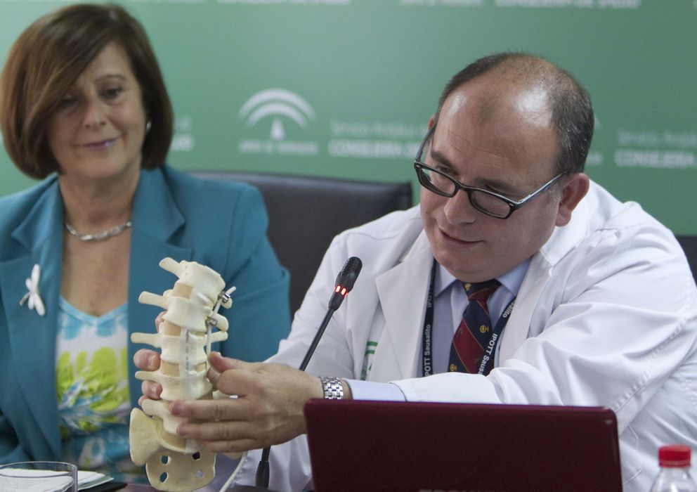 Foto: La consejera andaluza de Salud, María José Sánchez Rubio, y el responsable del equipo médico de la operación, David Farrington. (EFE)