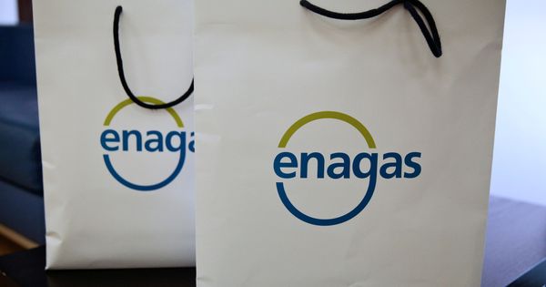 Foto: Logo en una bolsa de la compañía Enagás. (Reuters)