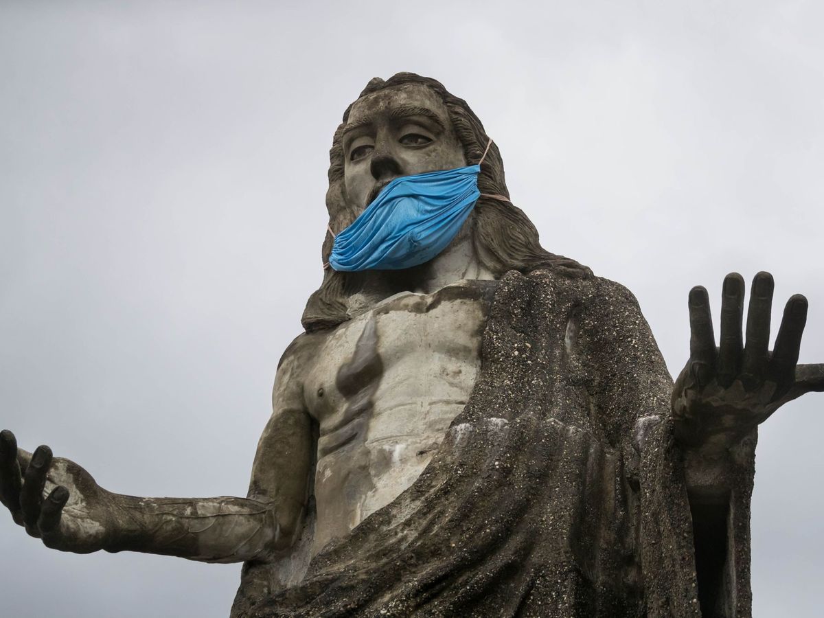 Foto: Una estatua de Jesucristo en Caracas con mascarilla incluida (EFE) 