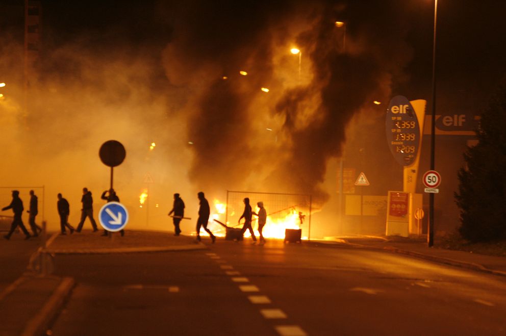 Un grupo de jóvenes durante un jornada de violencia en Villiers le Bel, un suburbio de París (Reuters).