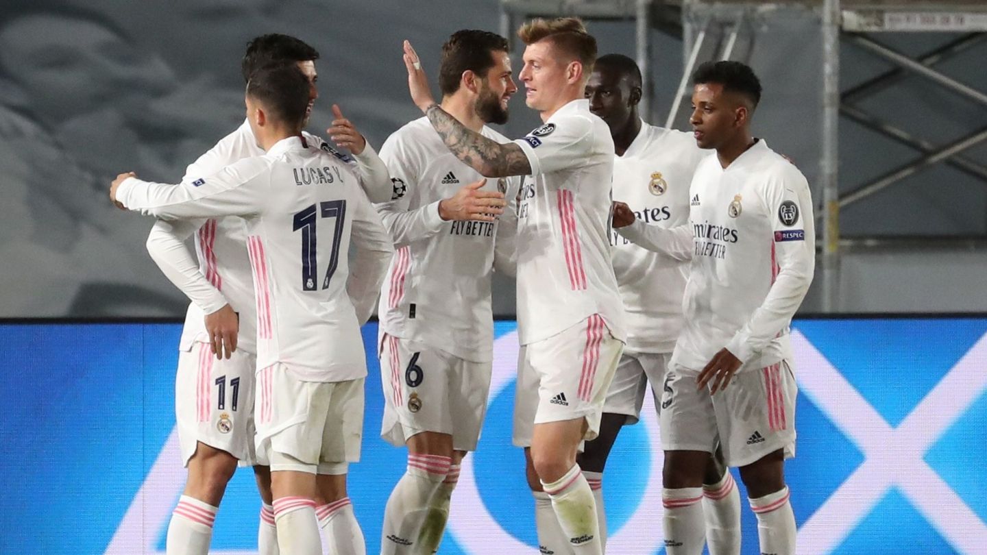 Los jugadores del Real Madrid celebran el pase a cuartos de final tras derrotar a la Atalanta. (Reuters)