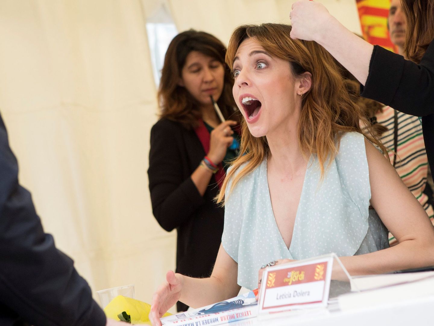 La actriz Leticia Dolera firma ejemplares de su libro durante la diada de Sant Jordi | EFE