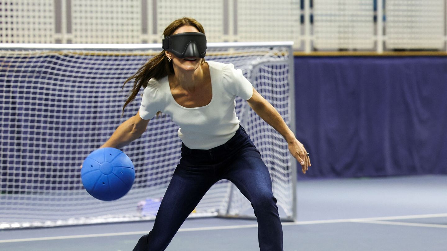 Kate Middleton, practicando el 'goalball'. (Reuters)
