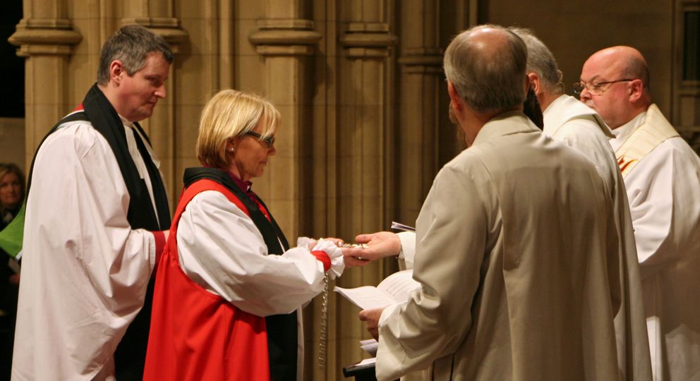 Pat Storey, consagrada en 2013 como primera mujer obispo de la Iglesia de Irlanda.