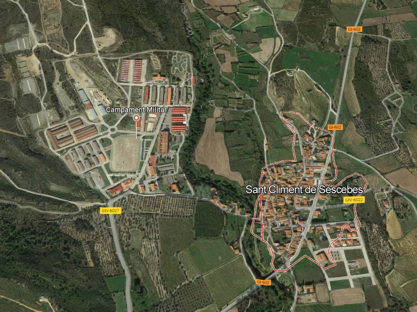 Apenas 200 metros separan el pueblo de la base. (Google Maps)