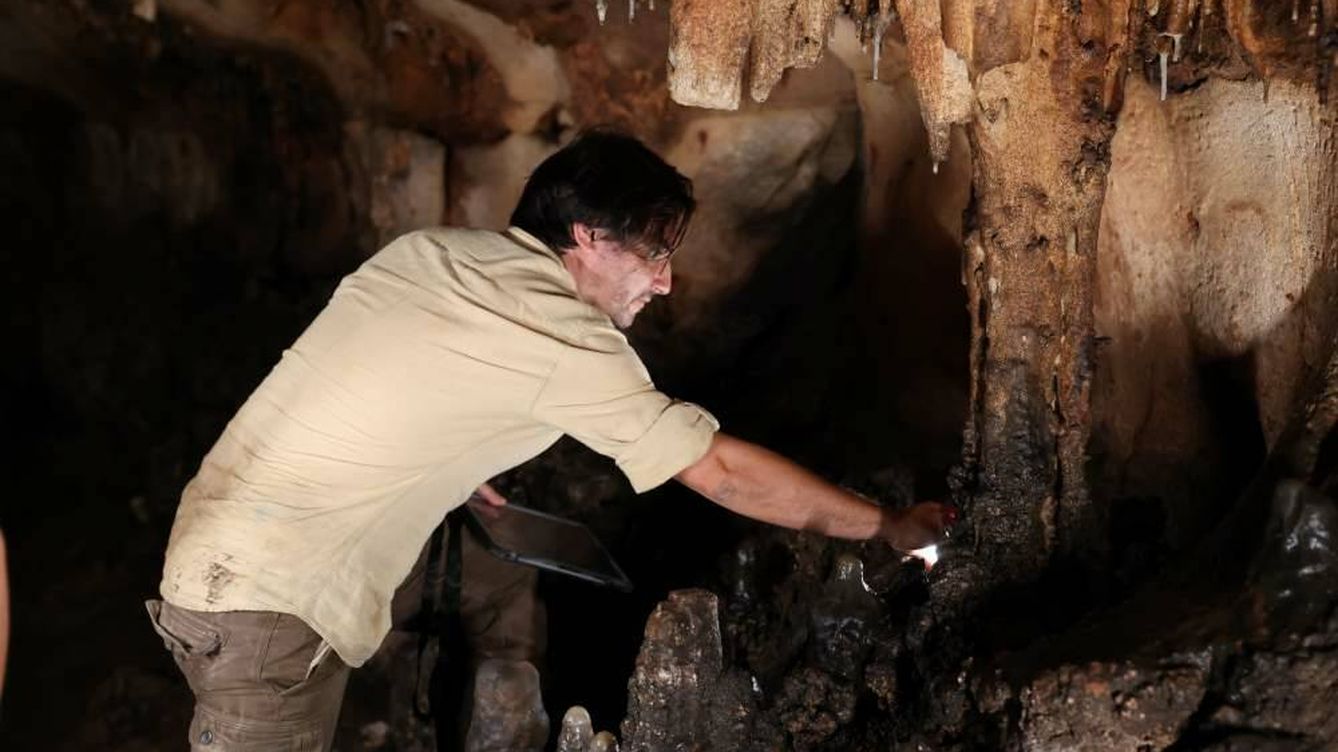 Foto: Aitor Ruiz-Redondo, preparándose para escanear una de las paredes decoradas de la Cueva Dones. (Ruiz-Redondo/Barciela/Martorell)  