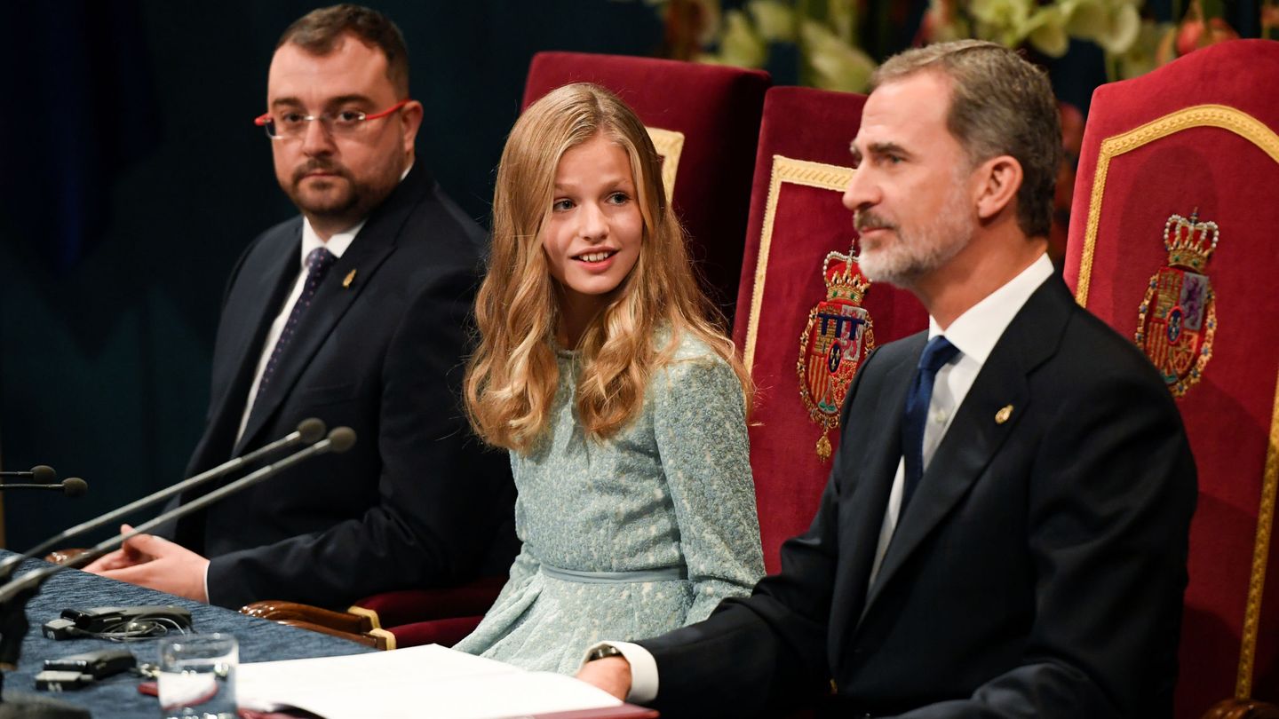 La princesa Leonor junto a su padre, el rey Felipe VI (Reuters)