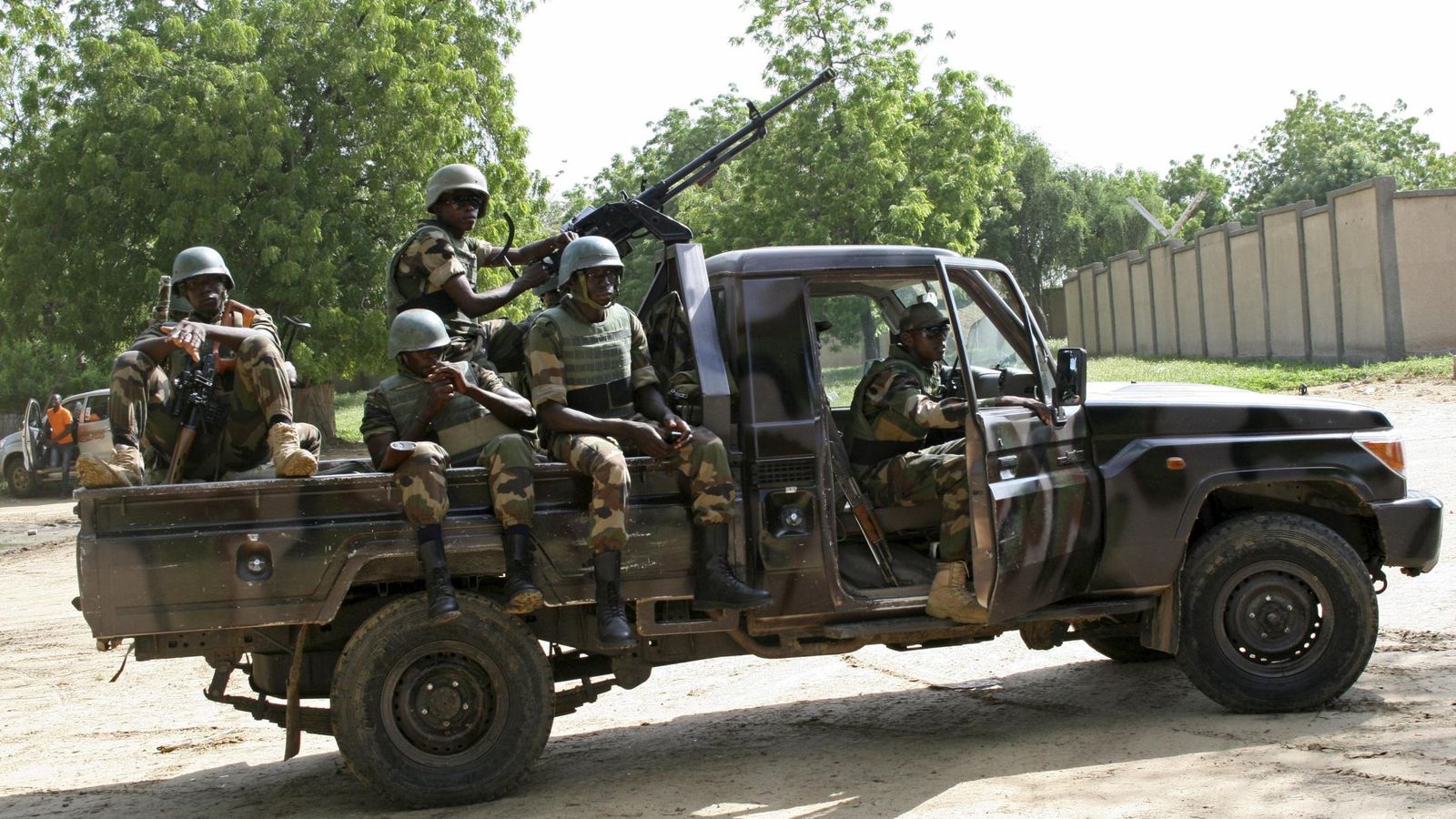 Foto: Varios soldados patrullean en una zona controlada por Boko Haram. (Reuters) 