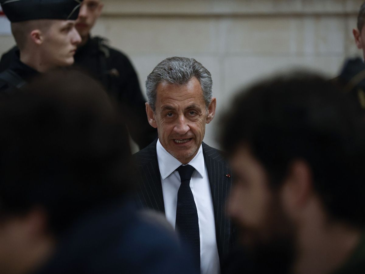 Foto: El expresidente Nicolas Sarkozy a la salida del juicio. (EFE/Yoan Valat)