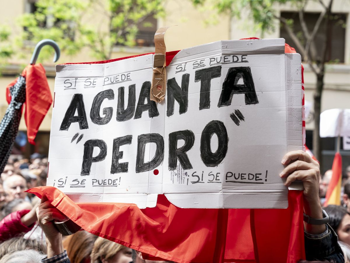 Foto: Concentración en Ferraz en apoyo a Pedro Sánchez. (Europa Press/A. Pérez Meca)
