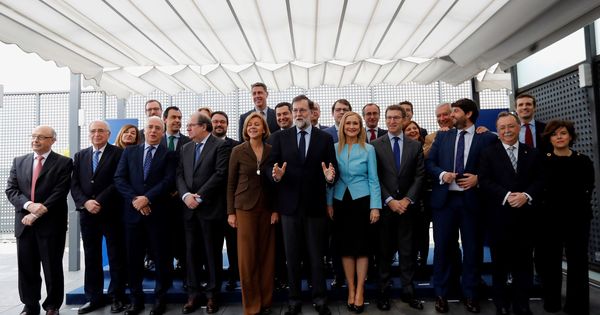 Foto: El jefe del Gobierno y líder del PP, Mariano Rajoy (c), posa para la foto de familia antes de la reunión que ha mantenido hoy con presidentes regionales en la sede de la calle Génova. (EFE)