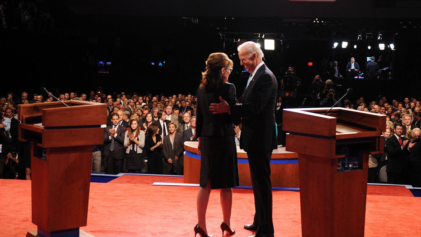 Biden y Palin, tras el tercer debate entre candidatos a la vicepresidencia en San Luis, Misuri. (Reuters)