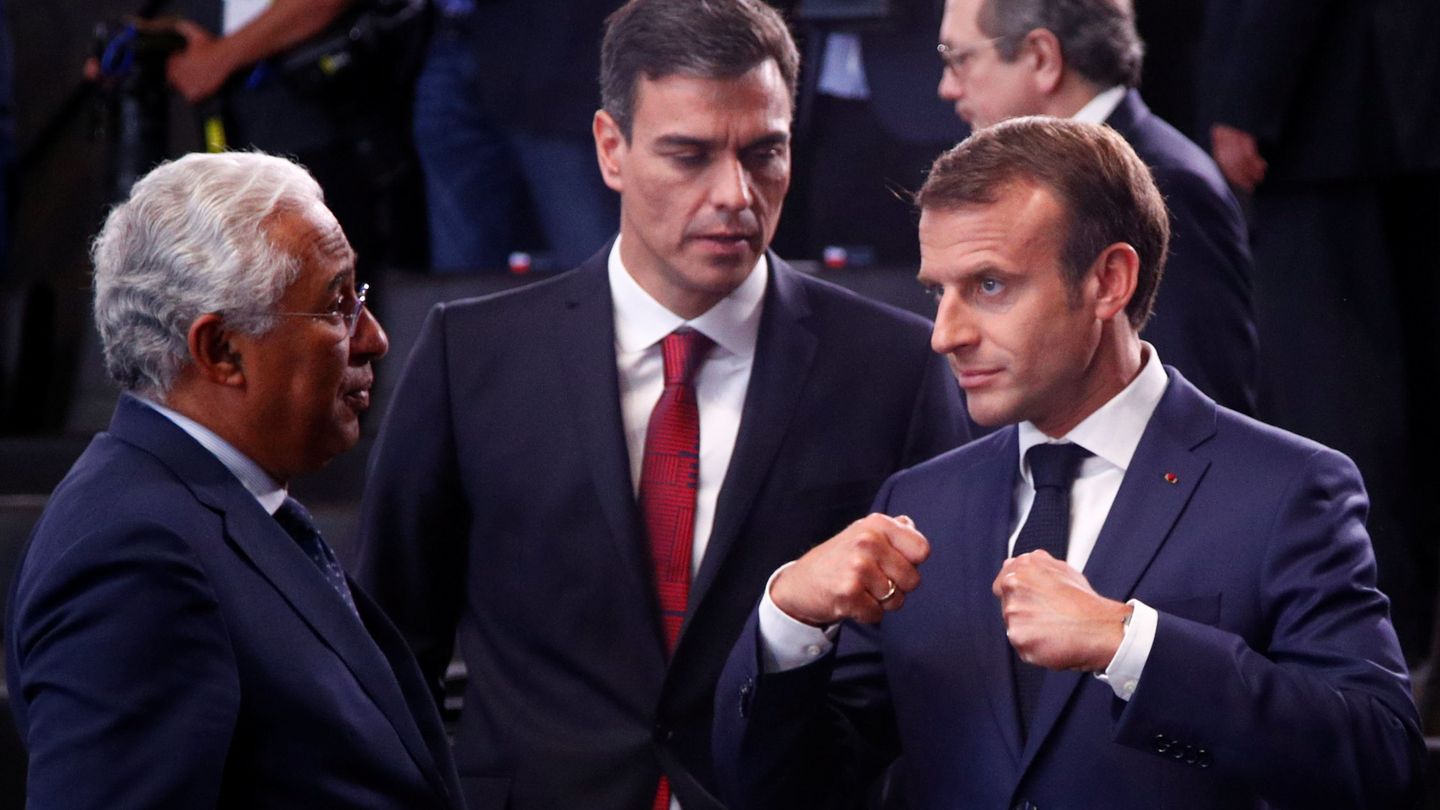 Pedro Sánchez, António Costa y Emmanuel Macron, en una pose muy guerrera. (Reuters)