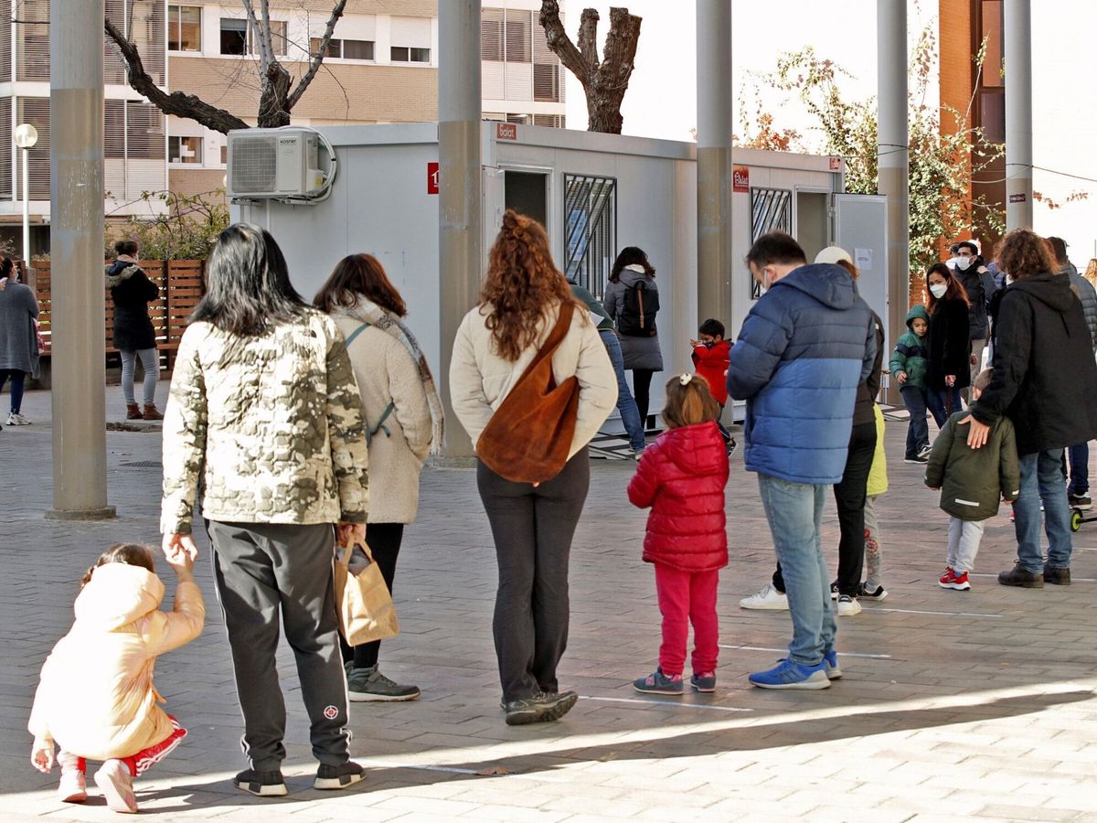 Foto: Varios padres con sus hijos esperan para realizarse un TAR en el Centro de Atención Primaria de Villa Olímpica, en Barcelona. (EFE/Alejandro García)